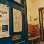 Les quartiers latins Montpellier, porte d’immeuble et affiche en résidence