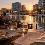 Terrasse restaurant près du bassin Jacques Cœur à Montpellier, vue sur l’eau