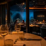Restaurants originaux Montpellier : salle immersive sous-marine au golden hour